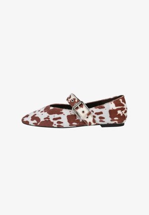 Zapato plano marrón y blanco con manchas, con punta afilada, que cuenta con una correa de hebilla lateral y un tacón bajo. Material superior de textura suave.