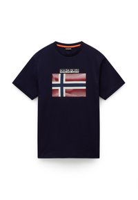 Navy blue bomulds T-shirt med grafik af det norske flag med et struktureret design. "NAPAPIJRI" printet ovenfor i fed skrift.