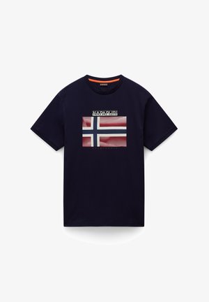 T-shirt in cotone blu navy con una grafica della bandiera norvegese caratterizzata da un design testurizzato. "NAPAPIJRI" stampato sopra in caratteri in grassetto.