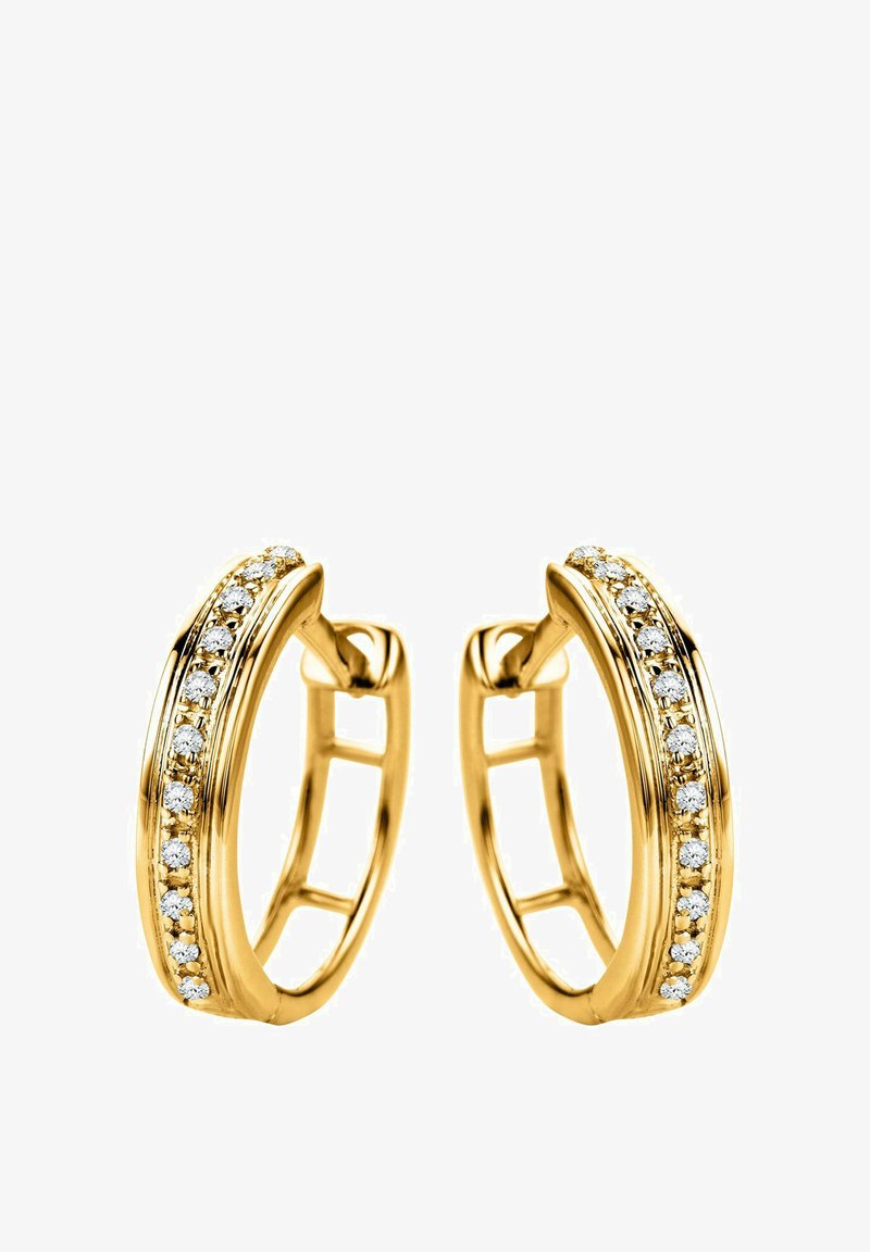 Aukso žiediniai auskarai, turintys lygų kreivą dizainą, priekyje papuošti blizgių skaidrių akmenėlių eilute.