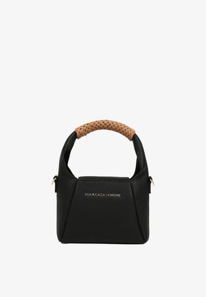 Bolso de mano de cuero sintético negro con un asa trenzada en tono marrón, branding dorado en la parte frontal y un diseño angular. Presenta cremalleras laterales dobles para el cierre.