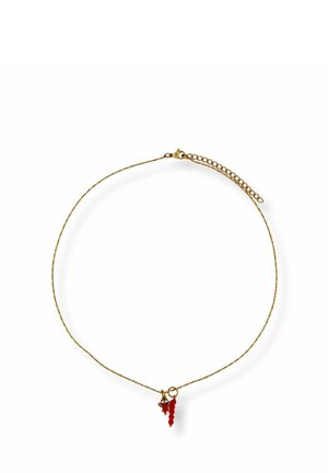Delikate goldene Halskette mit kleinem Cluster aus roten Perlen und goldenen Ringanhängern, verstellbarer Verschluss, auf weißem Hintergrund.