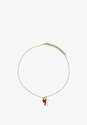 Delikate goldene Halskette mit kleinem Cluster aus roten Perlen und goldenen Ringanhängern, verstellbarer Verschluss, auf weißem Hintergrund.