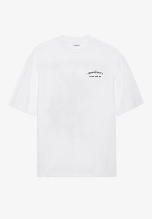 T-shirt bianco in cotone con una vestibilità comoda. Presenta testo nero con la scritta "TECHNO BEATS" e "Dance with me" disposto in modo curvo sul davanti.