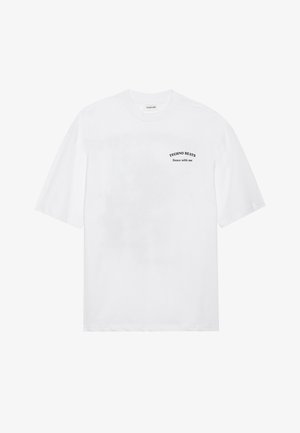 Weißes Baumwoll-T-Shirt mit lockerer Passform. Auf der Vorderseite befindet sich schwarzer Text mit der Aufschrift "TECHNO BEATS" und "Tanz mit mir" in gebogener Anordnung.