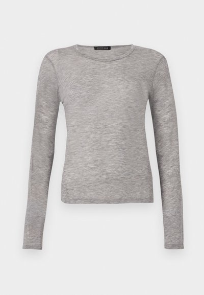 Dlhý rukáv, svetlosivý priliehavý pletený top s okrúhlym výstrihom, viditeľné švy na manžetách a leme, zobrazený na jednolskom bielom pozadí.