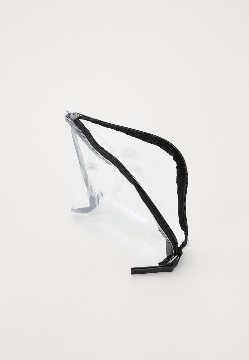 Heldere PVC-zak met een zwarte rits, rechthoekig ontwerp en een licht gebogen vorm. Textuur randen en ritslip voor gemakkelijke toegang.