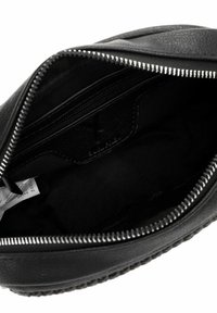 Pochette nera in pelle con chiusura a zip. L'interno presenta una fodera in tessuto nero e una tasca laterale. Texture liscia, design minimalista.