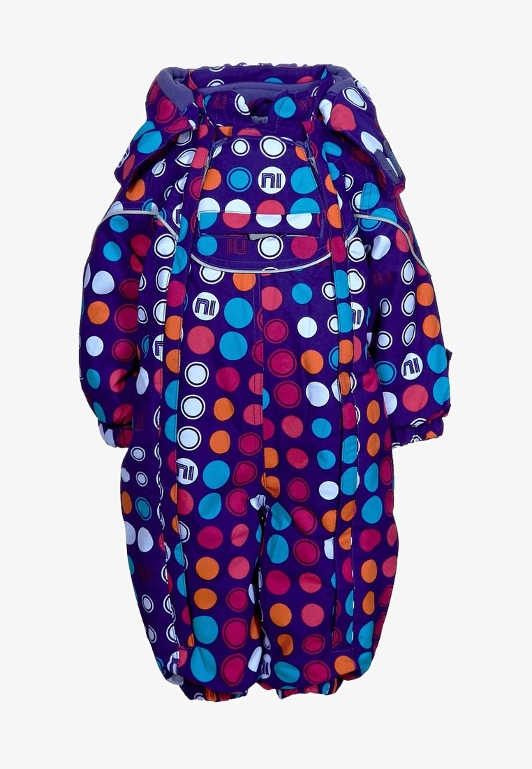 Combinaison de neige violette avec de grands pois multicolores. Elle comprend une capuche, des poignets élastiques et une fermeture éclair à l'avant. Fabriquée en matériau matelassé et résistant aux intempéries.