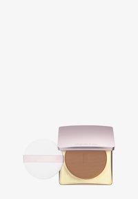 Kompakt bronzer med en metallisk guld- og blød lyserød emballage. Indeholder en hvid applikator-puff med pink bånd og et mat brunt pudder.