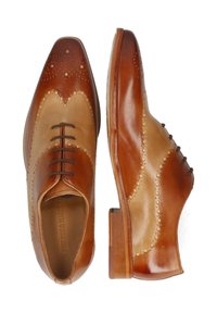 Bruna läderskor för herr med tvåfärgad design, utrustade med brogue-detaljer och en slät yta. Inkluderar mörka snören och en träklack.