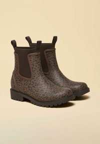 Bruine enkellaarsjes met zwarte luipaardprint, rubberen materiaal, elastische zijkanten, platte zool en aantreklussen voor gemakkelijk aan- en uittrekken.