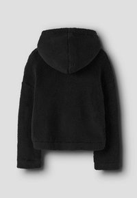 Svart huvtröja i fleece med ett mjukt, strukturerat tyg. Har en kortad passform och långa ärmar, med sömmar längs kanterna.