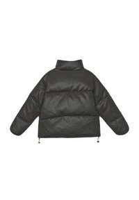 Giubbotto imbottito in pelle nera, con colletto alto, design imbottito, maniche lunghe e orlo inferiore con cordoncino. Texture liscia e forma sagomata.