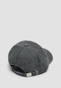 Grijze stoffen pet met een ronde, stevige kroon, gebogen klep en een metalen verstelbare strap aan de achterkant. Getextureerde afwerking met gestikte accenten.
