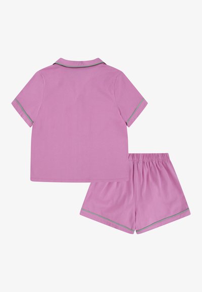 Rosa t-shirt med kort ärm och matchande shorts, med krage och kontrasterande gröna detaljer längs kanterna. Slät textur, vanlig passform.