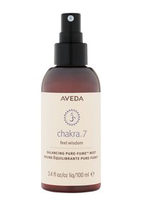 Brun glas sprayflaska med en svart pumpmunstycke. Etiketten har vit bakgrund, blå text "chakra 7" och logotyp. Rymmer 100 ml.