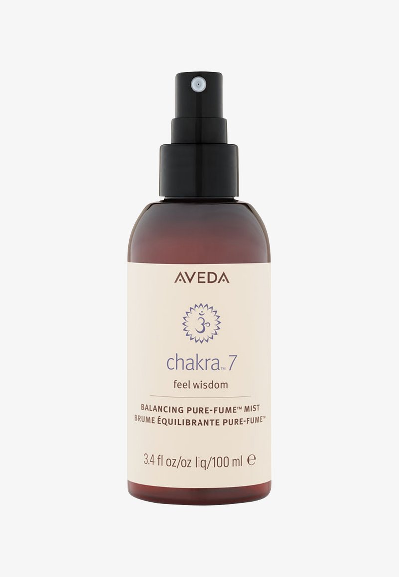 Bruine glazen sprayfles met een zwarte pompnozzle. Het etiket heeft een witte achtergrond, blauwe tekst "chakra 7" en een logo. Bevat 100 ml.