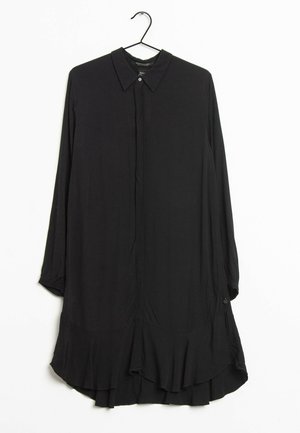 Robe noire à manches longues avec un col, fermeture à boutons sur le devant et ourlet volanté. Fabriquée en tissu doux, présentant une coupe décontractée.