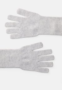 Γκρίζα πλεκτά γάντια με υφή, που διαθέτουν πέντε δάχτυλα και άνετη εφαρμογή. Το υλικό φαίνεται μαλακό και ελαφρύ.