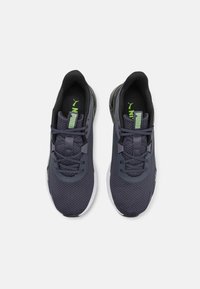 Pantofi sport cu un superior din plasă de culoare albastru închis, accente verzi și o talpă neagră. Închidere cu șireturi și vârf întărit pentru suport.