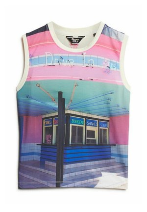 Top bez rękawów z kolorowym nadrukiem przedstawiającym tradycyjną jadłodajnię w stylu drive-in, w pastelowych odcieniach różu i niebieskiego, z geometrycznymi kształtami oraz detalami tekstowymi, takimi jak "Drive In" i symbole potraw.