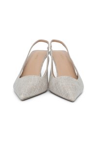 Beige Slingback-Schuhe mit einem strukturierten Stoff-Obermaterial, spitzem Design und offenem Absatz. Minimalistische Form mit einer leichten Kurve.