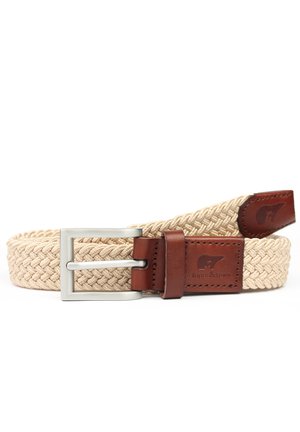 Ceinture en tissu tressé beige avec boucle en métal argenté et détails en cuir marron embossés d'un logo ours et du nom de la marque.