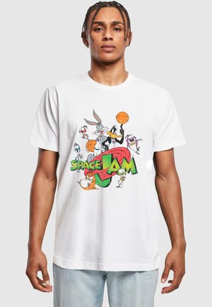 Hvid bomulds t-shirt med et farverigt "Space Jam" grafisk design, der viser ikoniske karakterer, basketballer og fed skrift.