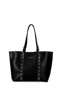 Bolso tote de cuero negro con dos asas largas, que presenta ojales de metal circulares a lo largo de los lados y un logo grabado en la parte frontal.