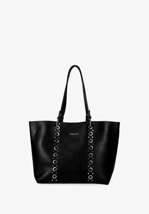 Bolso tote de cuero negro con dos asas largas, que presenta ojales de metal circulares a lo largo de los lados y un logo grabado en la parte frontal.
