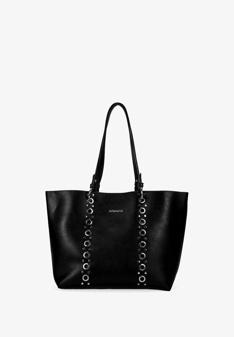 Bolso tote de cuero negro con dos asas largas, que presenta ojales de metal circulares a lo largo de los lados y un logo grabado en la parte frontal.