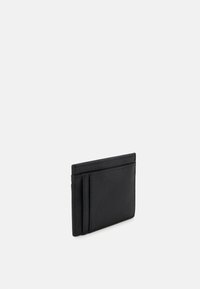 Schwarzes Leder-Kartenetui mit strukturiertem Finish. Verfügt über mehrere Fächer für Karten und ein minimalistisches Design. Kompakte und rechteckige Form.