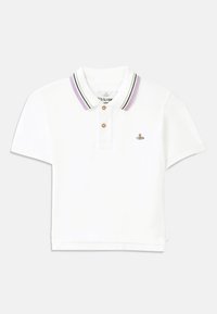 Fehér póló, lila és fekete csíkos gallérral, két barna gombbal és hímzett logóval a mellkasán. Rövid ujjú.