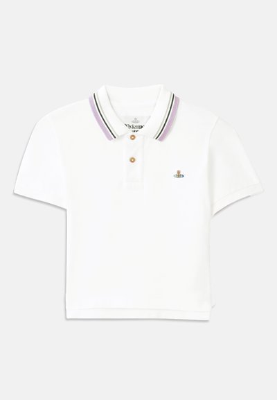 Hvid polo t-shirt med en lilla og sort stribet krave, har to brune knapper og et broderet logo på brystet. Korte ærmer.