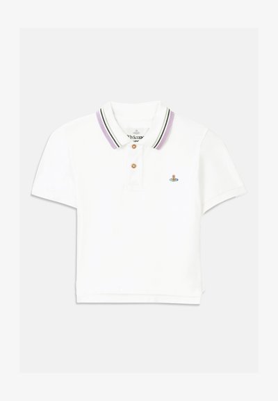 Bela polo majica s ovratnikom u ljubičastoj i crnoj prugastoj boji, ima dva smeđa dugmeta i izvezeno logo na prsima. Kratki rukavi.