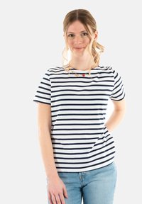 Camiseta a rayas con rayas horizontales en navy y blanco, mangas cortas, escote redondo, combinada con jeans de color azul claro.