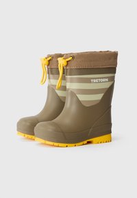 Botas de lluvia de goma en verde oliva con acentos amarillos, que cuentan con un borde superior ajustable y rayas horizontales. Suela texturizada para mayor agarre.