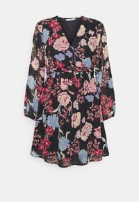 Blommig klänning i genomskinligt svart tyg. Har långa ärmar, V-ringning och figursydd midja med ett bälte. Färgerna inkluderar röda, rosa och blå blommor.