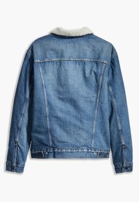 Giacca di denim blu con colletto in sherpa bianco, maniche lunghe e polsini con bottone, vista da dietro su uno sfondo bianco.
