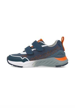 Zapatilla deportiva azul y gris con parte superior de malla, dos correas ajustables, acentos naranjas y una suela blanca texturizada.