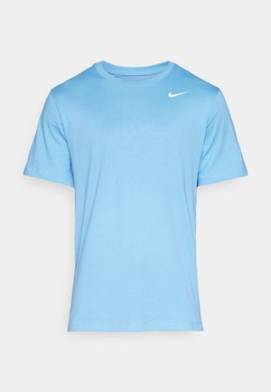 Camiseta de algodón azul claro con cuello redondo y mangas cortas. Cuenta con un pequeño logo blanco en la parte superior izquierda del pecho.