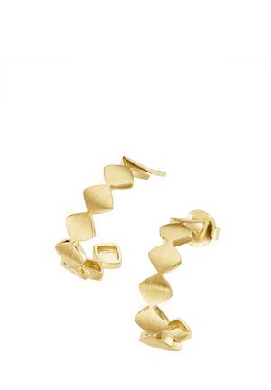 Goldene Creolen mit einem strukturierten Zickzackmuster, das polierte und gebürstete Oberflächen aufweist und mit einem sicheren Steckverschluss versehen ist.