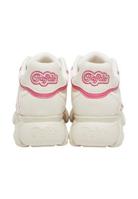 Vita sneakers med rosa accenter, en texturerad läderöverdel och dämpade sulor, med "Buffalo"-logotyp broderad på klackarna.