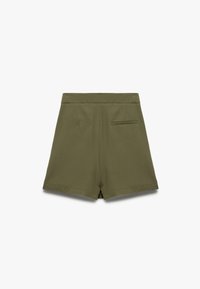 Shorts vert olive en tissu lisse, avec une taille plate, deux poches latérales et une poche arrière unique. Coupe ajustée avec des bords ourlés.