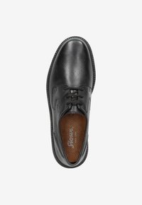Zapato de vestir de cuero negro con textura suave, puntera redondeada, diseño de cordones con cuatro ojales y una plantilla marrón perforada.