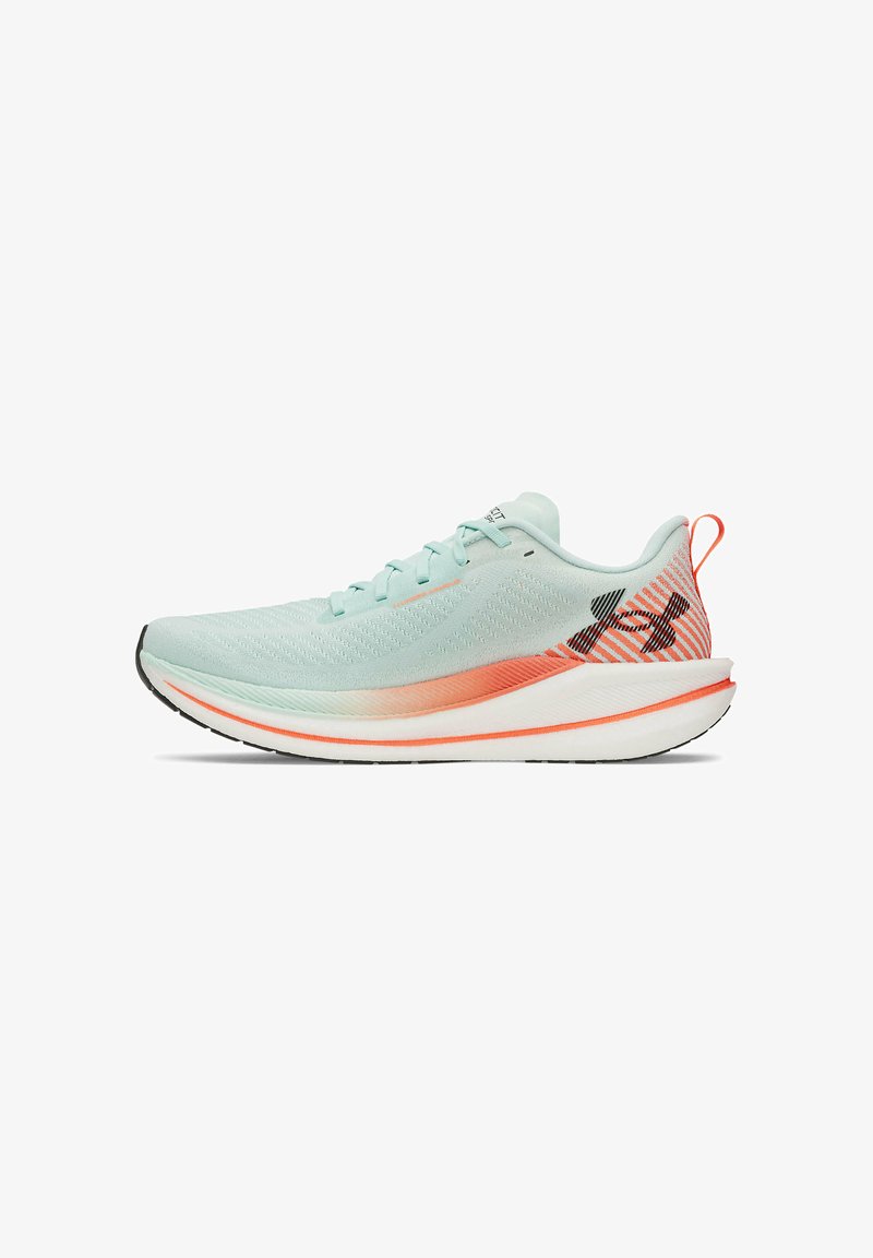 Chaussure de course vert menthe avec une semelle intermédiaire dégradé orange, un logo noir sur le talon et un tirant orange sur fond blanc.