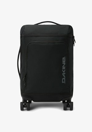 Valise noire à roulettes avec une poche avant zippée, une poignée robuste et deux roues. Fabriquée en tissu résistant avec une branding discrète.