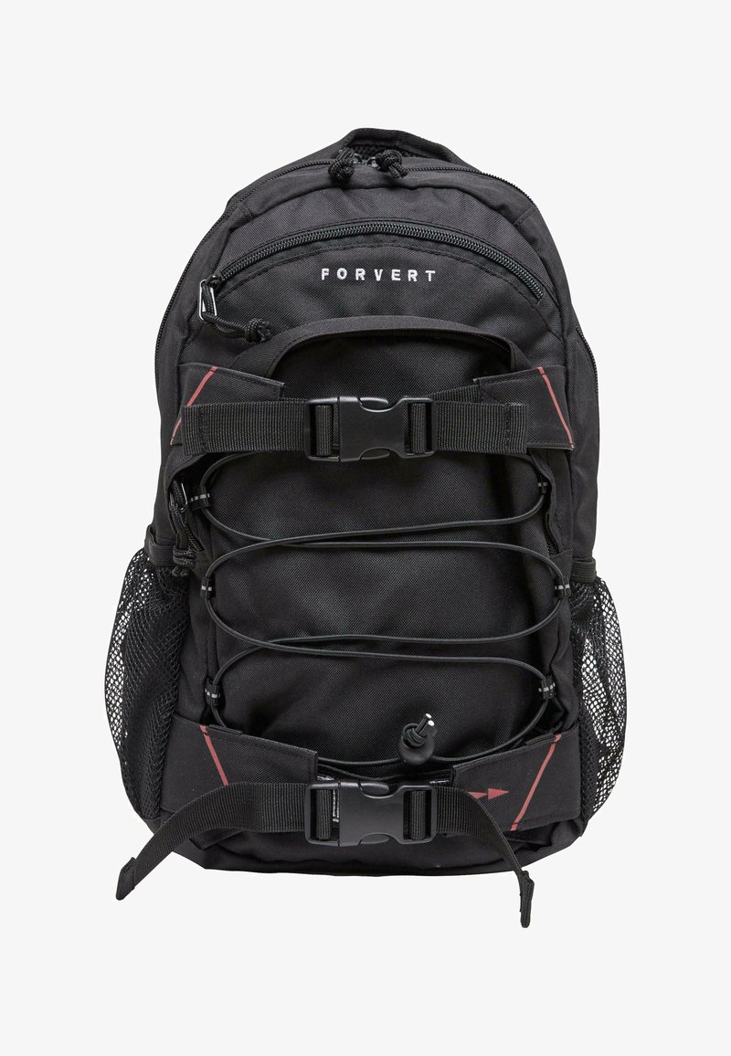 Melna mugursoma ar teksturētu audumu, priekšā ar regulējamu bungee auklu, sānu sieta kabatām un zīmola logotipu.