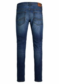 Jeans de denim azul oscuro con corte slim. Las características incluyen dos bolsillos traseros con detalles de costura y una etiqueta de cuero en la cinturilla.